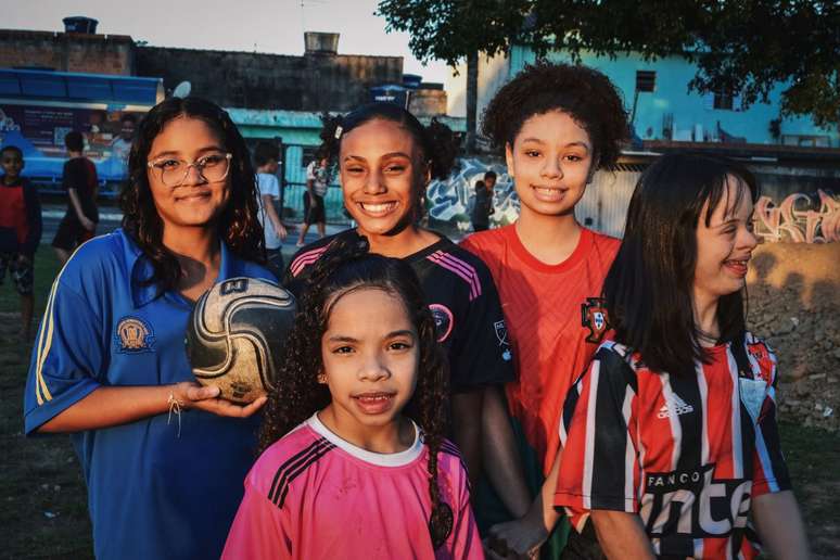 Da esquerda para direita, atrás: Emily, Mel, Isabela; na frente, Luiza e Sara. Futuro do futebol feminino.