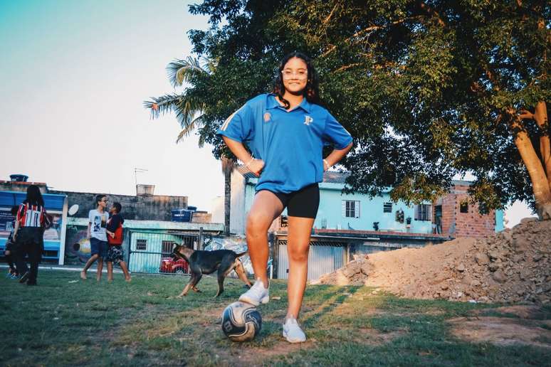 Entre a arte e o esporte, Emily fica com os dois, deixa o celular e vai para os palcos, campos e quadras