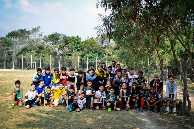 A escolinha de futebol Flipper, em Guarulhos, tem três meses e atende 80 crianças, que não param de chegar