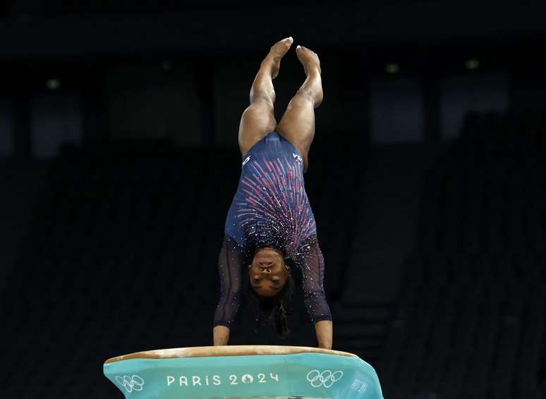 Simones Biles mostra habilidade em treino de pódio