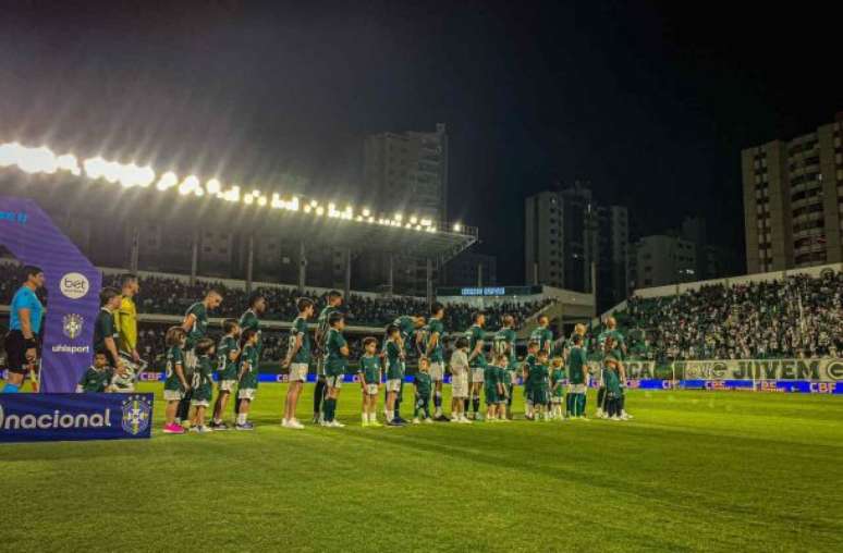 Time do Goiás perfilado antes de a bola rolar na Serrinha –