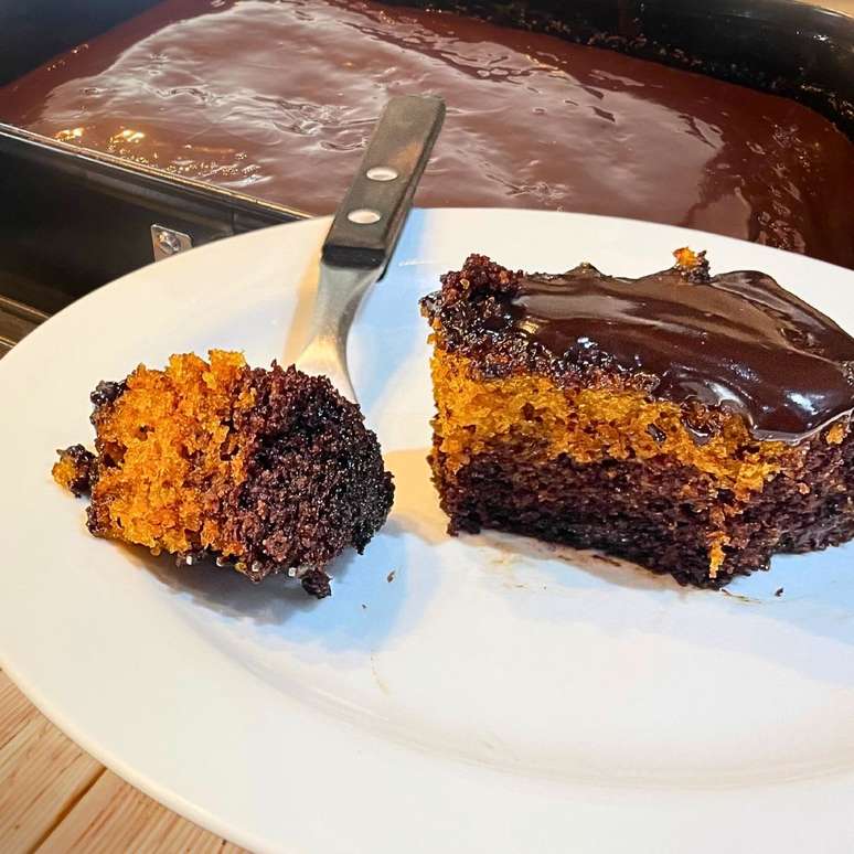 BOLO DE CENOURA E CHOCOLATE COM AVEIA