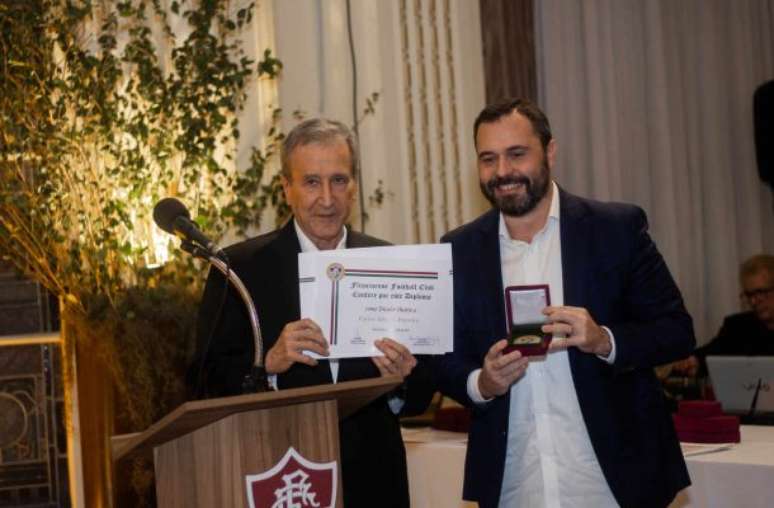 Parreira recebe homenagem do Flu –