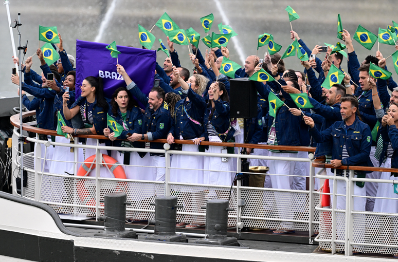 Delegação brasileira em embarcação no rio Sena, na abertura da Olimpíada de Paris