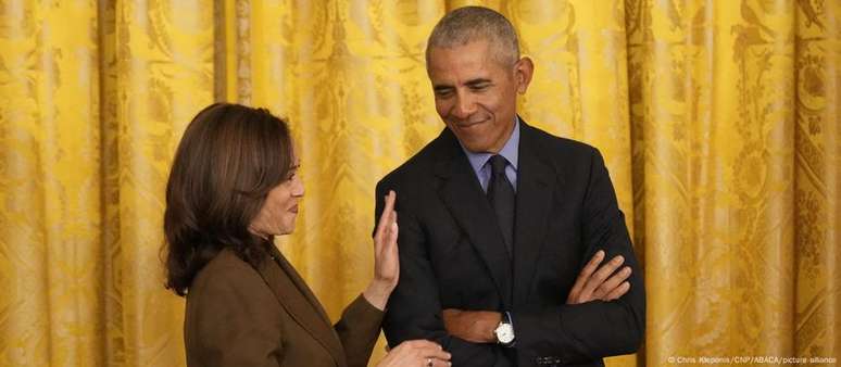 Vice-presidente Kamala Harris e o ex-presidente Barack Obama durante evento em Washington, em 2022