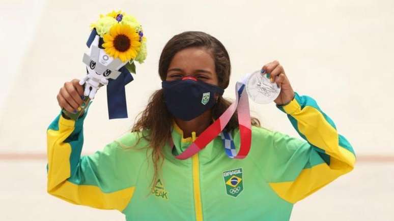 Rayssa Leal segurando sua medalha de prata nos Jogos Olímpicos de Tóquio 2021