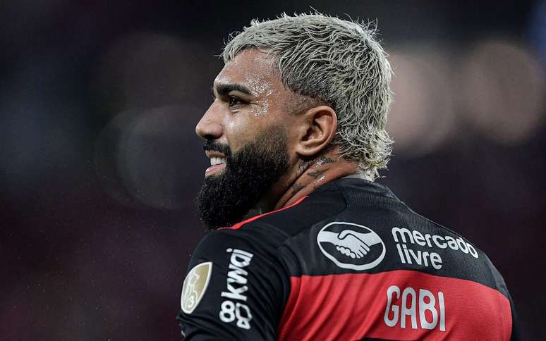 Gabigol publicou mensagens nas redes, e internautas apontaram indireta a Mauro Cezar