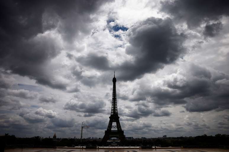 A Torre Eiffel com os anéis olímpicos exibidos no primeiro andar é retratada na praça Trocadero, em Paris, França, 3 de julho de 2024. 