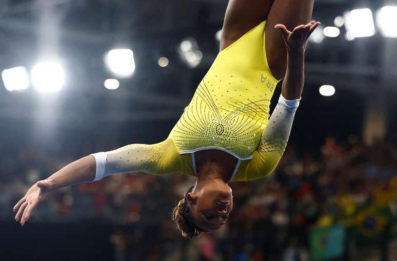 Rebeca Andrade em ação no salto