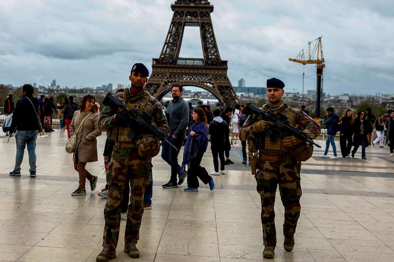 Soldados franceses armados patrulham a praça Trocadero como parte da segurança "Vigipirate" perto do Estádio da Torre Eiffel, da Arena Champ de Mars e dos locais do Grand Palais Ephemere