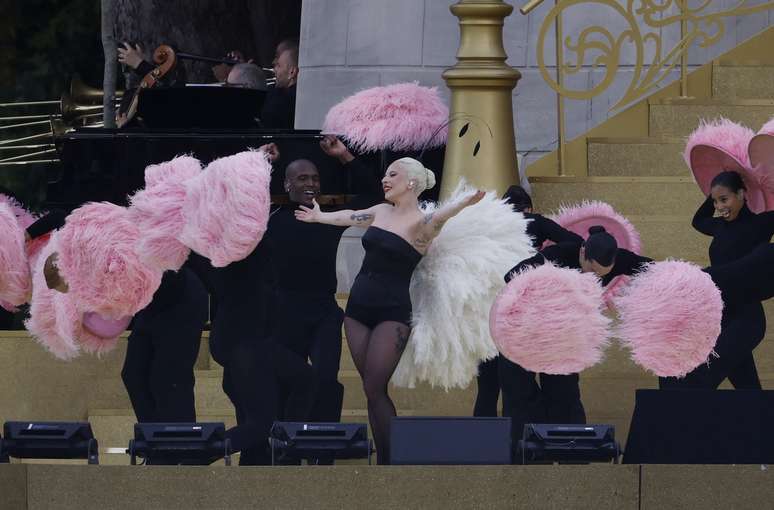 A cantora Lady Gaga fez uma apresentação toda em francês