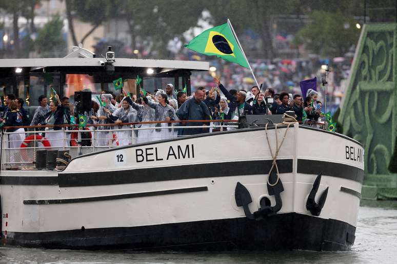 O barco que levava os 50 atletas do Brasil tinha o nome Le Bel Ami