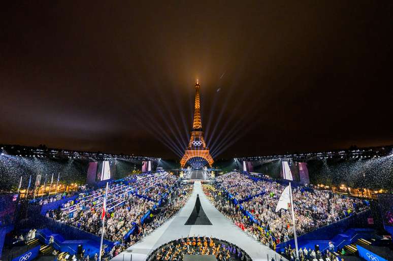 Torre Eiffel brilha na abertura dos Jogos de Paris