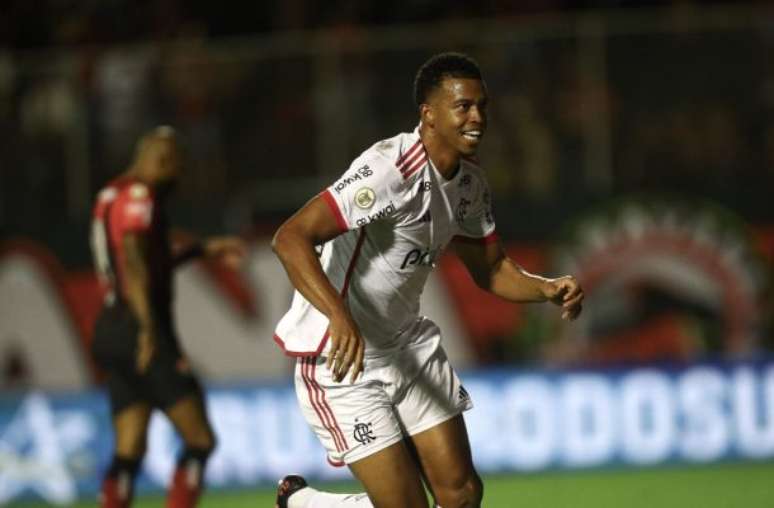 Carlinhos comemorando gol contra o Vitória –