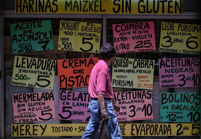 A dolarização informal da economia acabou com a escassez, mas não resolve os problemas dos venezuelanos que ganham a vida com a moeda local