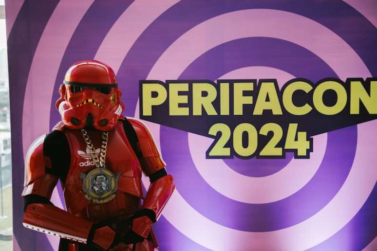 Cosplayer vestido como Stormtrooper na coletiva de imprensa da Perifacon 2024