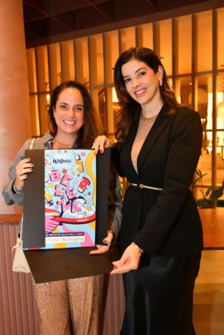 Priscilla Barone, Head of Communications and Public Affairs da Neutrogena, recebe o prêmio de Melhor Protetor Solar para o Corpo, pela marca