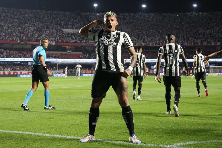 Tiquinho comemorando gol contra o São Paulo. 