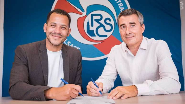 Rosenior ao lado de Marc Keller, presidente do Strasbourg. 