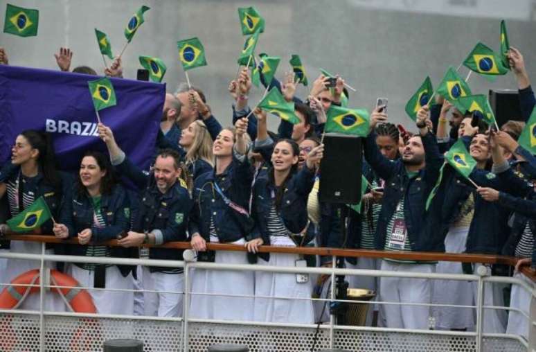 Um show de fogos em cima da Ponte de d’Austerlitz  inicia a cerimônia de abertura dos Jogos Olímpicos- 