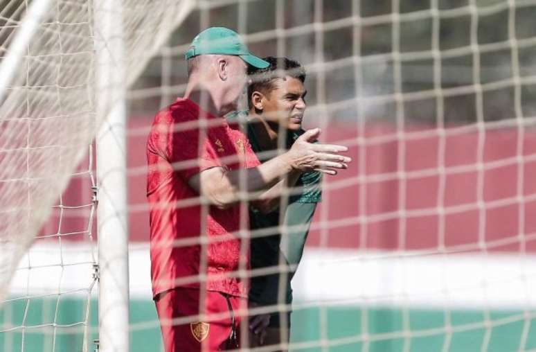 Mano Menezes instrui Thiago Silva em treino do Fluminense –