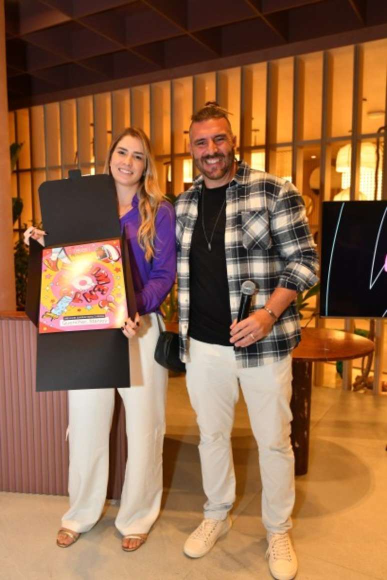 Bruna Ramalho, account manager da Stanley, recebendo o prêmio de Melhor Garrafinha d'Água pela marca