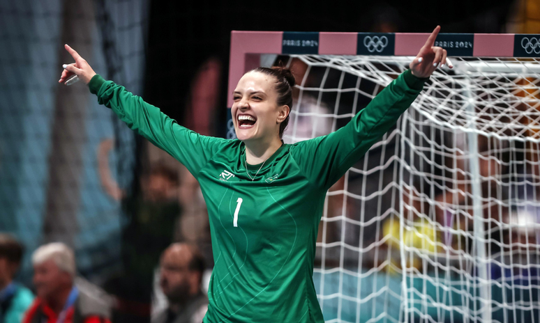 Gabi Moreschi teve atuação de gala na estreia da seleção feminina no handebol