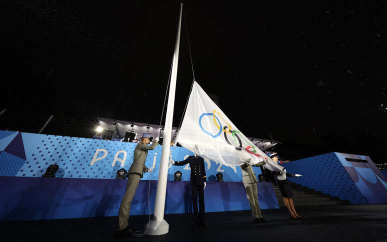 Bandeira olímpica é hasteada de cabeça para baixo em gafe histórica