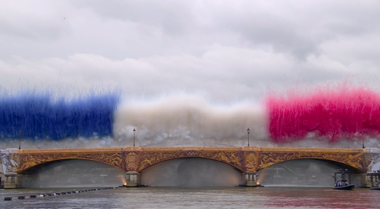 Fogos nas cores da bandeira francesa 