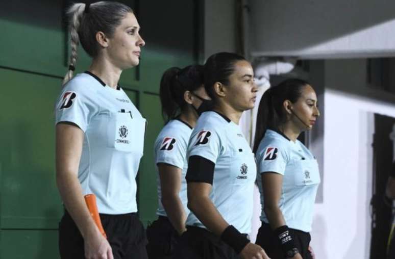 Trio de arbitragem feminino –