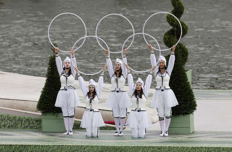 Artistas ensaiam próximo ao Rio Sena antes da cerimônia de abertura da Olimpíada de Paris-2024