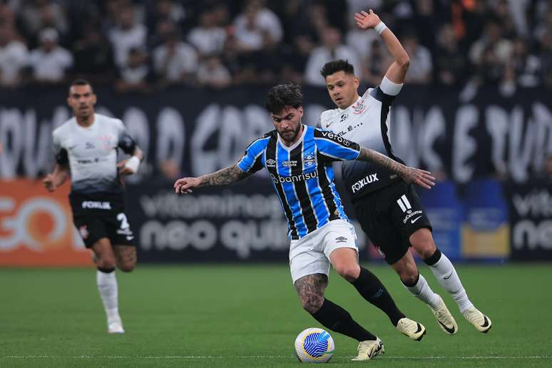 Ángel Romero, do Corinthians, disputa lance com Nathan, do Grêmio, durante partida na Arena Corinthians pelo Campeonato Brasileiro.