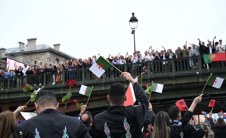 Argelinos com flores durante cerimônia de abertura de Paris-2024