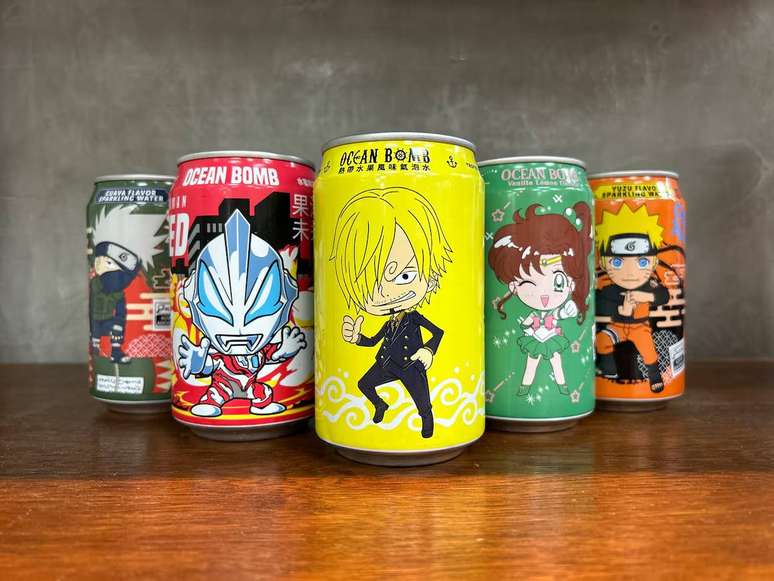 Refrigerantes com rótulos de personagens japoneses famosos, como Naruto e Utraman estão entre os mais vendidos