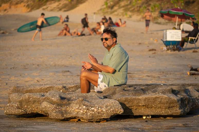 Sozinho, o apresentador passou horas à beira do mar e chegou a aplaudir o pôr do sol