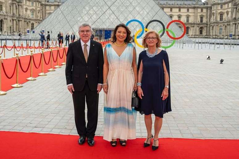 Janja escolheu vestido e joia de marcas brasileiras para jantar no Louvre com autoridades