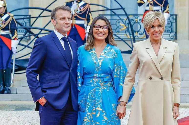 Janja da Silva foi recepcionada pelo presidente da França, Emmanuel Macron, e sua esposa, Brigitte