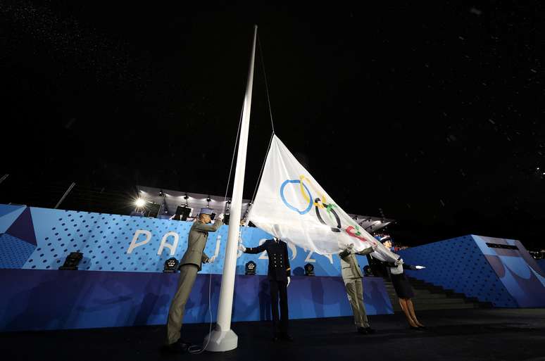 A bandeira olímpica é hasteada na Place du Trocadero durante a cerimônia de abertura dos Jogos Olímpicos de Paris 2024