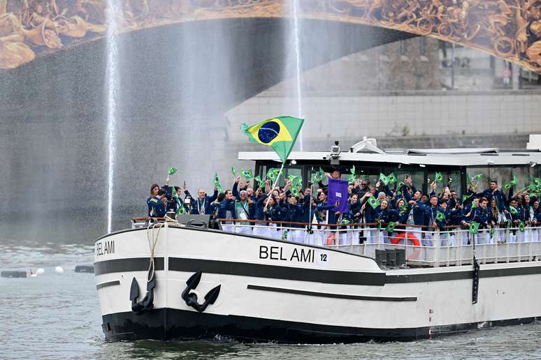 Mesmo com chuva, Paris vive empolgação com abertura da Olimpíada