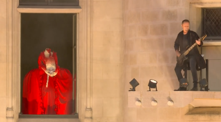 Vestidas de vermelho e segurando as cabeças na mão, as Marias Antonietas acompanharam a cantora de ópera Marina Viotti no clássico de Georges Bizet “La Carmen”. 