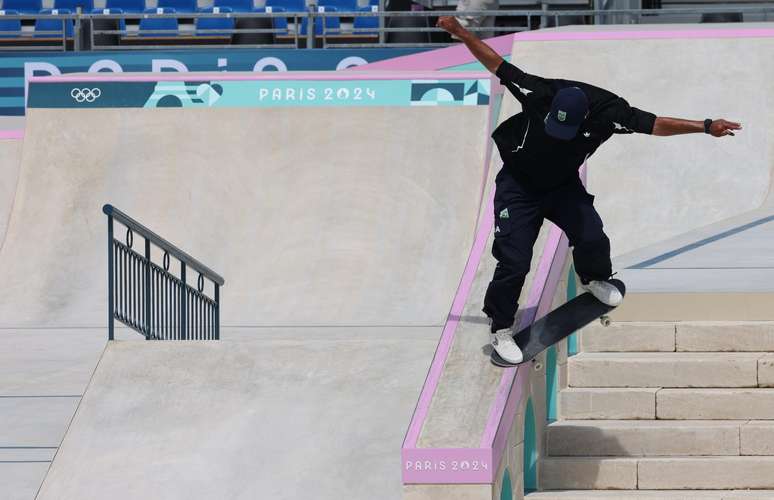 Kelvin Hoefler em treino para a disputa do skate street nos Jogos de Paris