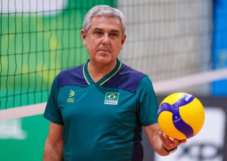 Técnico José Roberto Guimarães está dirigindo a seleção feminina de vôlei desde 2003