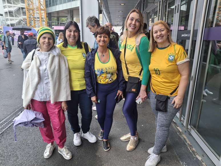 Grupo de amigas pratica vôlei master e acompanhou estreia da seleção em Paris.