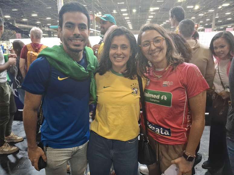 Carlos, Sofia e Laura acompanharam a estreia do vôlei masculino em Paris.