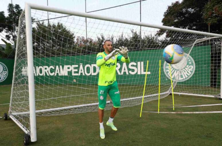 Weverton durante treino na Academia de Futebol –