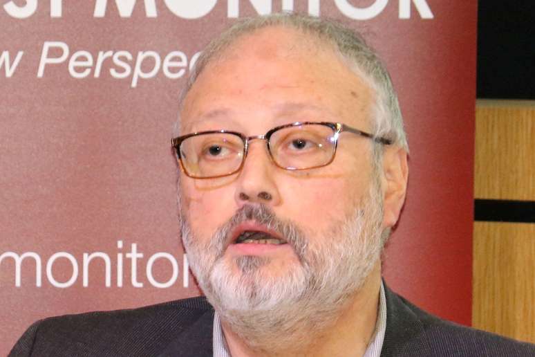 O dissidente saudita Jamal Khashoggi discursa em um evento organizado pelo Middle East Monitor em Londres em setembro de 2018, um mês antes de ser morto no consulado saudita em Istambul