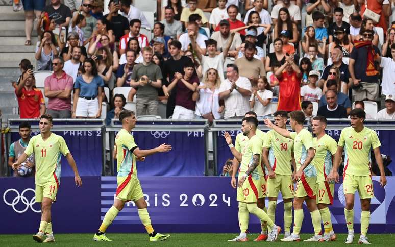 Jogadores da Espanha celebram gol na partida