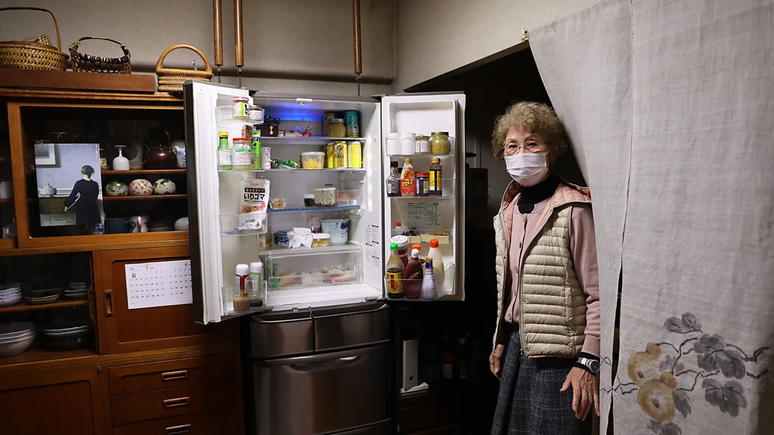 A moradora do Sky Heights Hiroko Sasaki, de 82 anos, tenta reduzir o desperdício de alimentos por toda a vida