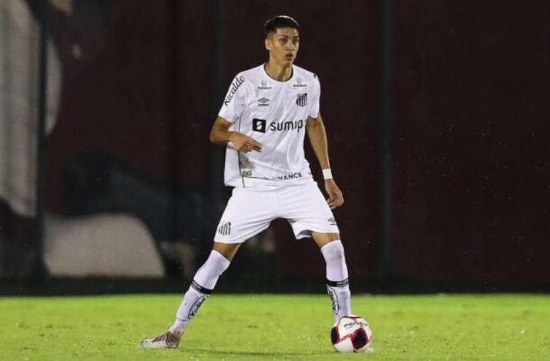 Jair vem se firmando na zaga do Santos ao lado de Gil –