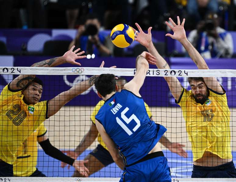 Brasil perde da Itália no vôlei masculino